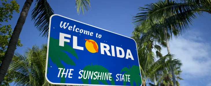 Low angle tropical plants with a Welcome to Florida sign
